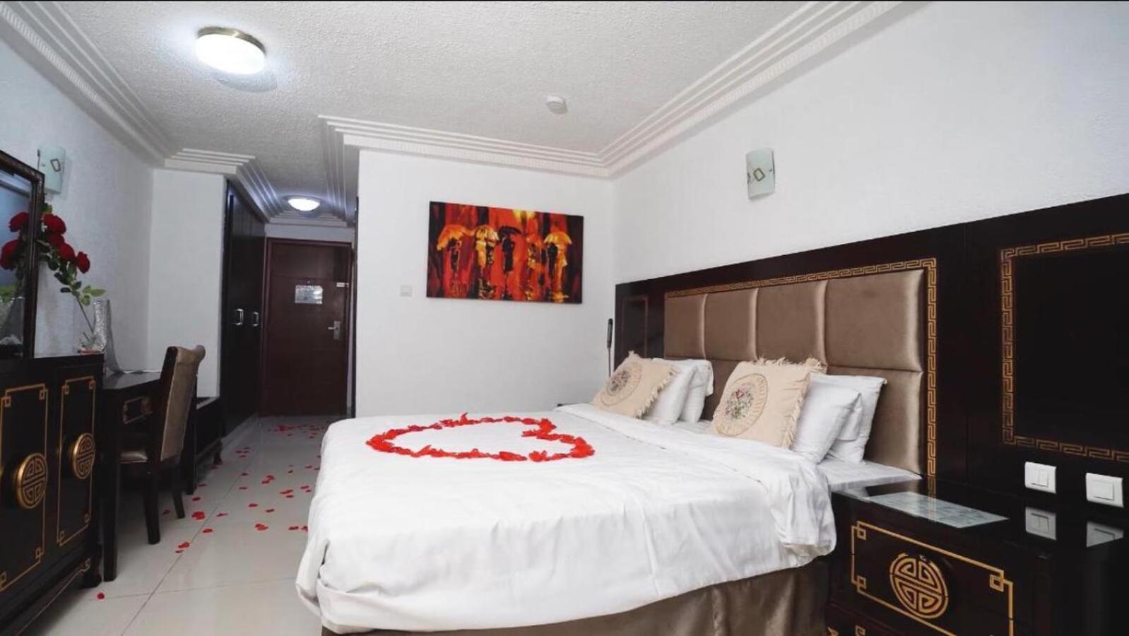 Nobila Airport Hotel Котону Экстерьер фото
