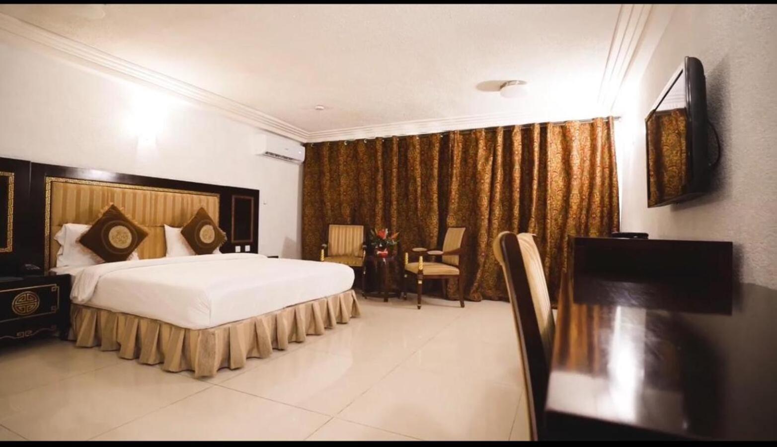Nobila Airport Hotel Котону Экстерьер фото