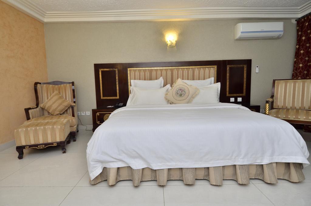 Nobila Airport Hotel Котону Экстерьер фото
